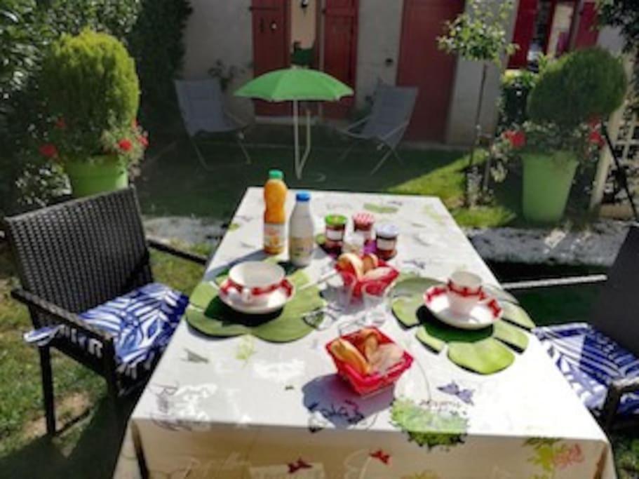 F3 80 M2 Longere Plain Pied Au Centre Auxonne. Villa Exteriör bild